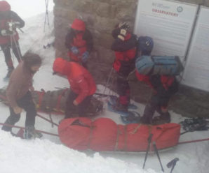 Рятувальники передали медикам двох туристів, які потрапили у снігову пастку на горі Піп Іван