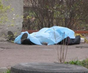 В Івано-Франківську посеред вулиці знайшли мертвого чоловіка