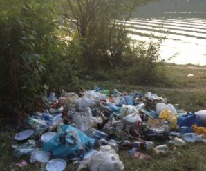Мешканців Прикарпаття просять допомогти прибрати береги річок від сміття