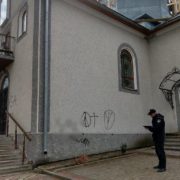 Молодий прикарпатець розмалював свастикою церкву
