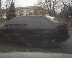 З’явилося відео ДТП у Франківську, в якій водій збив жінку з дитиною на переході (ВІДЕО)