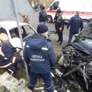 Карколомна ДТП на Прикарпатті: потерпілих з автомобілів вирізають рятувальники, на місці пригоди працюють поліцейські та медики (фоторепортаж)