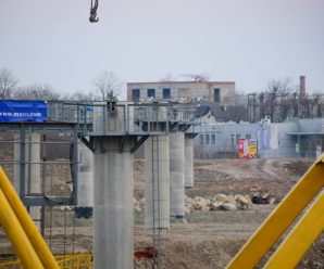 У Франківську продовжують активно будувати міст на Пасічну. ФОТО