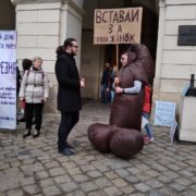Чоловіки у костюмах статевих органів: у центрі Львова одразу два мітинги — за і проти 8 березня (фото)