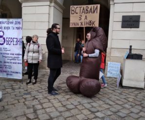 Чоловіки у костюмах статевих органів: у центрі Львова одразу два мітинги — за і проти 8 березня (фото)