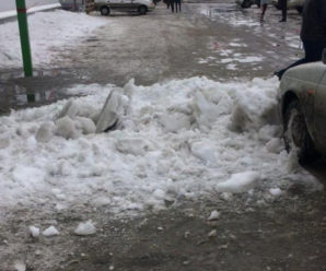 Страшне ДТП на Прикарпатті: брила льоду влетіла в мікроавтобус