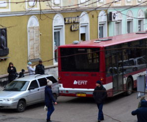 У Франківську за день два нові комунальні автобуси потрапили у ДТП (фото)