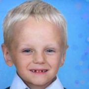Червоний автомобіль і загадкове зникнення: вже другий місяць розшукують 6-річного хлопчика