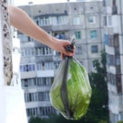 У Франківську помітили, що деякі люди викидають сміття просто з балконів