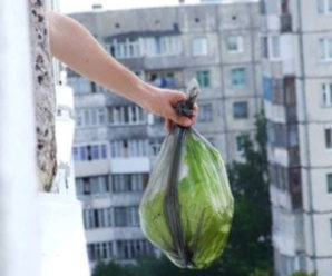 У Франківську помітили, що деякі люди викидають сміття просто з балконів