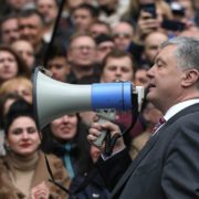 “Я не здаюся”: Порошенко звернувся до українців перед дебатами (відео)