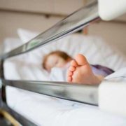 “Батьки пізно звернулись до медиків, тому не врятували”: 6-річна дитина померла від грипу