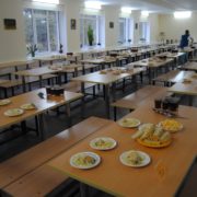 У Франківську дітям погрожують вигнати зі школи через чергування в їдальні