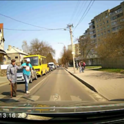 У Франківську водій залишив автомобіль посеред дороги, щоб допомогти старенькому дідусеві перейти вулицю (відео)
