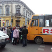 У центрі Франківська маршрутка збила дівчину на переході (ФОТО)