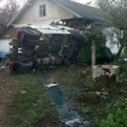 На Франківщині вантажівка в’їхала в житловий будинок та знищила кімнату. ФОТО