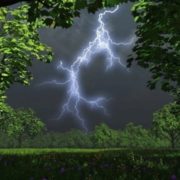 Сильний вітер і грози: на Великодні вихідні на Прикарпатті штормитиме