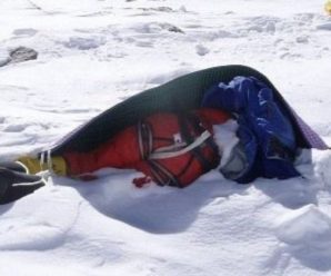 На популярному туристичному маршруті на гору Говерла, виявили вмерзле у сніг тіло людини