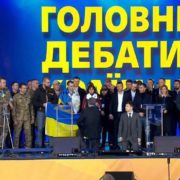 Зеленський встав на коліна перед українцями, Порошенко обернувся спиною поцілувати прапор