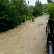 На Калущині вирує негода: велика вода підтоплює села, на автомобіль впало дерево. ВІДЕО, ФОТО