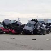 Торнадо в США розкидало автівки, мов іграшки: фото