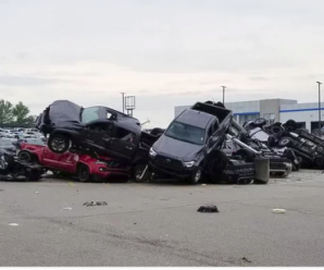 Торнадо в США розкидало автівки, мов іграшки: фото
