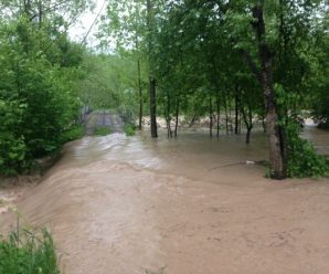 «Вода ллється рікою, дороги не видно»: Прикарпаття затопило і засипало градом (фото, відео)