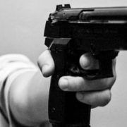 На Прикарпатті батьки просять розшукати зловмисника, котрий вистрілив в обличчя дитині