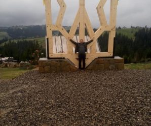 У Карпатах встановили найбільший в Україні дерев’яний тризуб