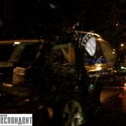 Нічна ДТП у Франківську: Subaru після зіткнення влетіла у електроопору (фото)