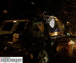 Нічна ДТП у Франківську: Subaru після зіткнення влетіла у електроопору (фото)