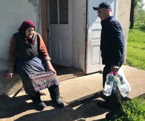 У Тисмениці рятувальники привезли воду та їжу пенсіонерці, яка виявилась відрізаною від світу