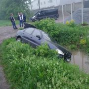На Прикарпатті знову ДТП: авто перекинулося у канаву