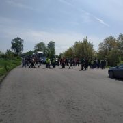 “Забезпечте безаварійний проїзд”: люди заблокували дорогу на Калущині (ФОТО)