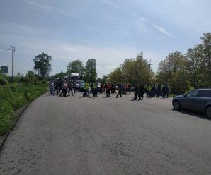 “Забезпечте безаварійний проїзд”: люди заблокували дорогу на Калущині (ФОТО)