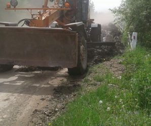 На Прикарпатті кілька доріг заблокувало камінням, яке нанесла вода (ФОТО)