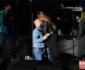 Франківець освідчився коханій просто на сцені перед виступом гурту KAZKA. ФОТО