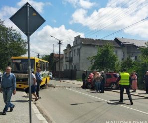 Через зіткнення легковика і маршрутки в Івано-Франківську постраждали 8 людей