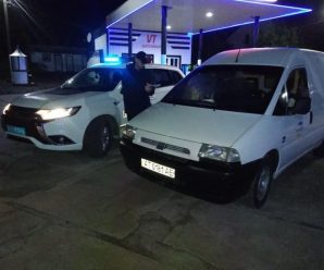 На Прикарпатті двоє молодиків обстріляли автомобіль та забрали гроші