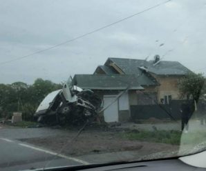 На Прикарпатті 17-річний водій на вантажівці злетів з дороги: двоє людей у лікарні. Деталі аварії. ФОТО