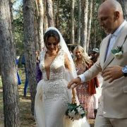 Хто зловив весільний букет Насті Каменських: кумедне відео