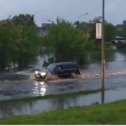 Дороги у воді та фекаліях: в Івано-Франківську через дощ вулиці перетворились на ріки (фото+відео)
