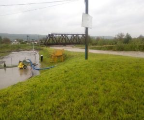 На Прикарпатті сильні дощі наробили шкоди: підтоплено будинки, пошкоджено міст (фото)