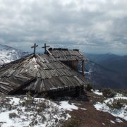 В Карпатах віднайшли старовинну колибу на висоті 1600 м