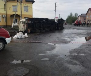 На Прикарпатті перекинулась вантажівка, що везла пальне (ВІДЕО)