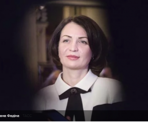 “Ну що, будемо стрибати”: у Росії мер міста впала у костюмі в багнюку під час інспекції