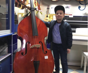 Як 12-річний калушанин самостійно освоїв шість музичних інструментів та нотну грамоту