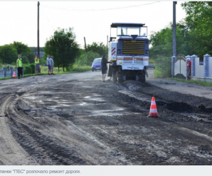 У селі на Калущині ремонтують дорогу. ФОТО