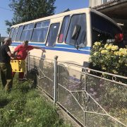 На Прикарпатті автобус з людьми злетів з дороги та в’їхав на подвір’я (ФОТО)