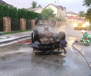 На Прикарпатті перекинувся і згорів автомобіль – загинула жінка (ФОТО)